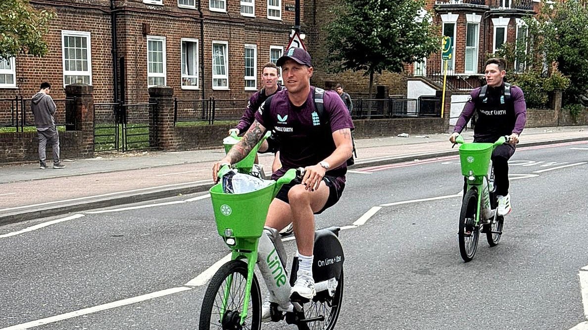 Windies team stuck in traffic jam, English player reached the stadium by bicycle, video – england players uses cycle to Arrive in Stadium West Indies Cricket Team Stuck in Traffic Eng vs Wi 3rd Odi TSPOA