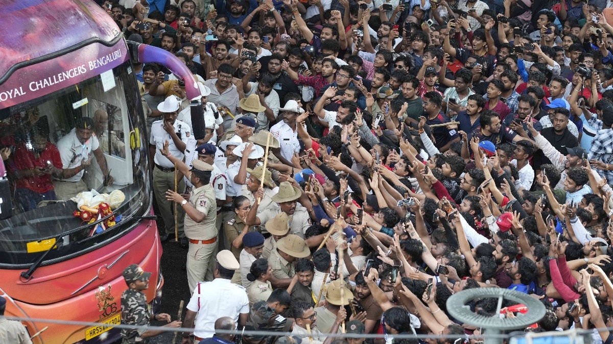 Bengaluru Stampede Update: First guard in Bangalore stampede case, RCB’s marketing head arrested from the airport, 3 others in the school – Bengaluru Chinnaswamy Stadium Stampede Case Case Police Arrested RCB Marketing Head Nikhil Sosle Sosle Sosle Sosle Sosle Sosle Sosle Sosle Sosle Sosle Sosle DNA Staff Detained Tspok